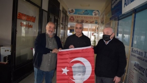 Aliağa'da Cumhuriyet Bayramı öncesi Esnafa Türk bayrağı dağıtıldı