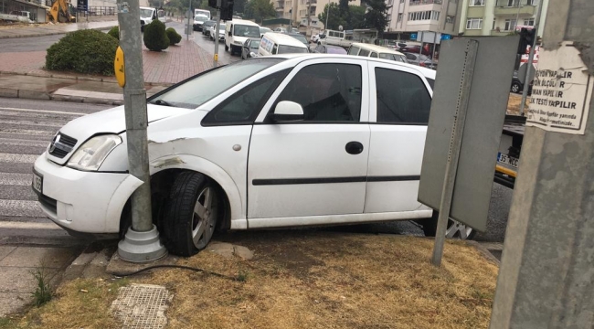 Aliağa 'da direksiyon başında rahatsızlanan sürücü kaza yaptı: 2  yaralı