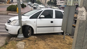 Aliağa 'da direksiyon başında rahatsızlanan sürücü kaza yaptı: 2  yaralı