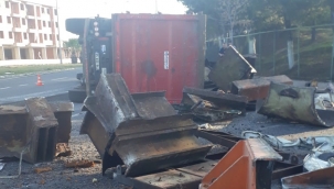 Aliağa'da hurda yüklü  kamyon devrildi