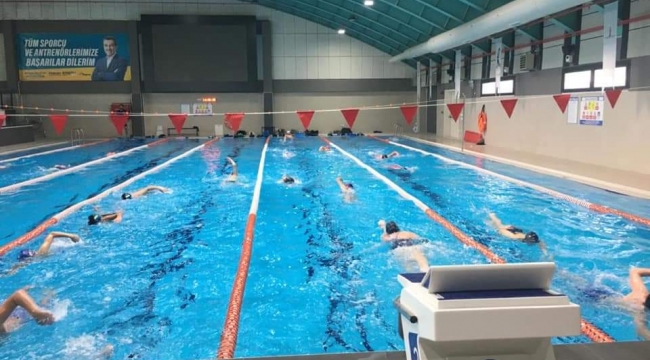 Bergama Belediyesi Kapalı Yüzme Havuzu'na yoğun ilgi...