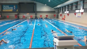 Bergama Belediyesi Kapalı Yüzme Havuzu'na yoğun ilgi...