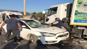 İzmir'de çöp kamyonu ile otomobil çarpıştı: 1 yaralı