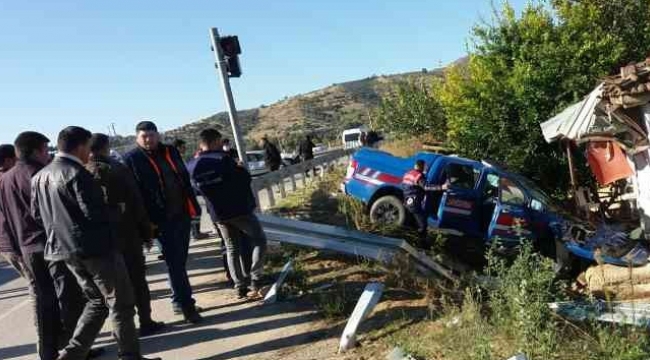 Jandarma aracıyla otomobil çarpıştı: 1'i ağır 4 yaralı