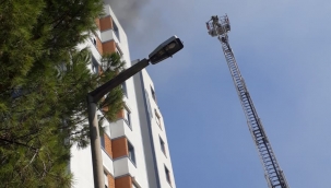 Menemen'de 10 katlı binanın çatısı alev alev yandı