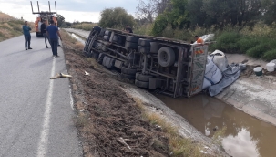 Menemen'de Kamyon devrildi: 1 yaralı