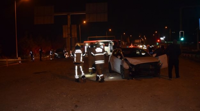 Aliağa'da kaza sonrası alevlere teslim olan araca müdahale edildi