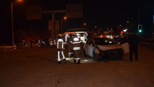 Aliağa'da kaza sonrası alevlere teslim olan araca müdahale edildi