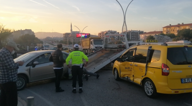 Aliağa 'da ticari taksi ile otomobil çarpıştı: 4 yaralı