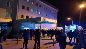 Bergama'da minibüs traktör römorkuna çarptı: 3 yaralı