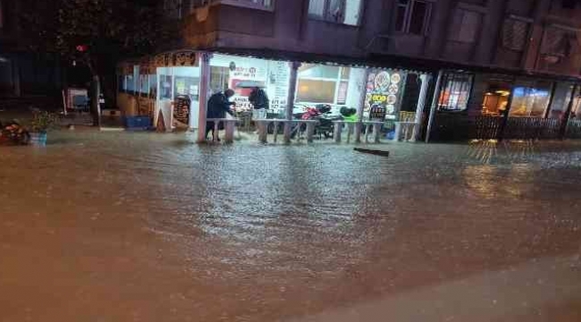 Sağanak yağış, Dikili ilçesinde su baskınlarına neden oldu