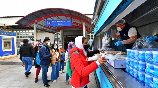 İzmir Büyükşehir Belediyesi'nden öğrencilere sıcak yemek