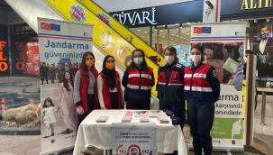 İzmir'de jandarma ekipleri kadınlara KADES uygulamasını anlattı