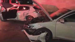 Akaryakıt istasyonunda lastik kontrolü için duran araca otomobil çarptı: 2 yaralı 