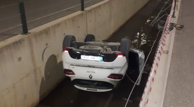 Aliağa'da Otomobil Yol Ortasındaki Su Kanalına Düştü: 1 Yaralı