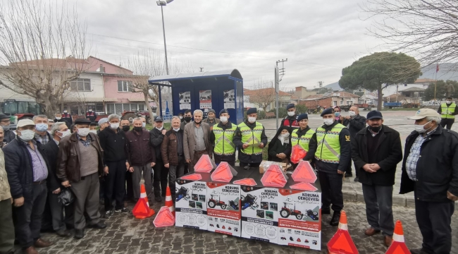 Bergama'da Traktör sürücülerine reflektör dağıtılarak önemi anlatıldı