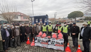 Bergama'da Traktör sürücülerine reflektör dağıtılarak önemi anlatıldı