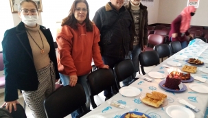 CHP Aliağa Kadın Kollarından Gazetecilere Sürpriz Kutlama