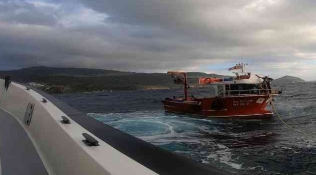 Dikili'de sürüklenen tekneyi sahil Sahil Güvenlik ekibi kurtardı