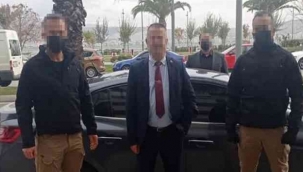 Sahte tuğgeneral ve yüzbaşı, 5 kişiyi dolandırmak üzereyken yakalandı