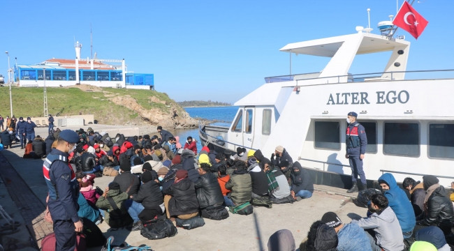 Göçmenleri İtalya'ya kaçıran tekneye operasyon: 197 göçmen yakalandı