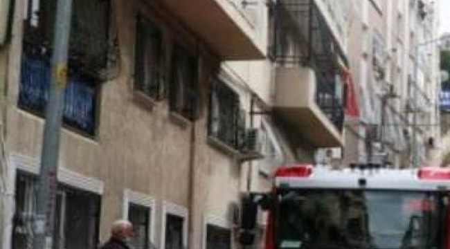 İzmir'de 4 katlı binada yangın: 2 ölü