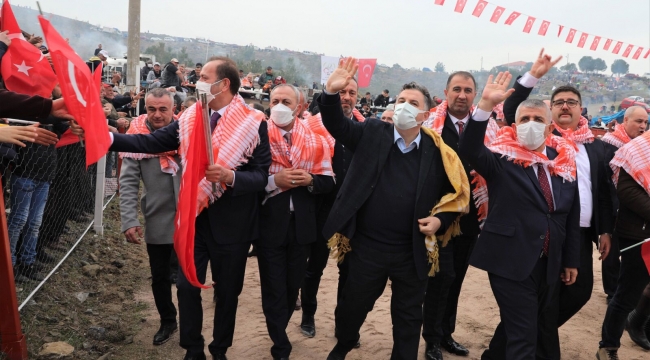 Kınık'ta 32'nci Geleneksel Deve Gösterisi Festivaline Yoğun İlgi 