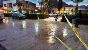 Menemen Belediye Binasına Girmek İsteyen Bıçaklı Saldırgan polis Vurarak Etkisiz Hale Getirdi