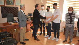 Öğrenciler yolda buldukları para dolu cüzdanı polise teslim ett