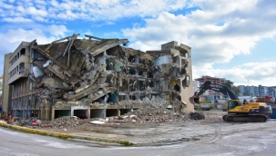 Aliağa'da görüntü kirliliğine neden olan eski iş merkezi yıkılıyor