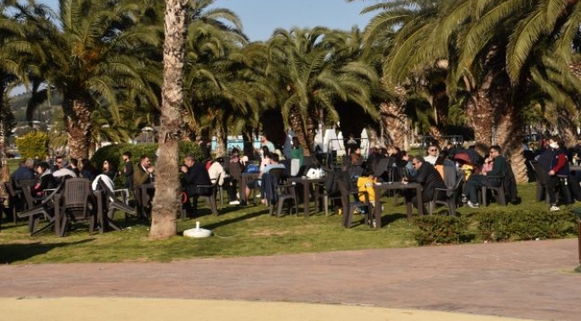 Aliağa'da hava ısındı; vatandaşlar parklara ve sahil bandına akın etti