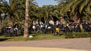 Aliağa'da hava ısındı; vatandaşlar parklara ve sahil bandına akın etti