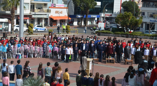 Aliağa'da ilçe protokolü öğrencilerle birlikte kitap okudu