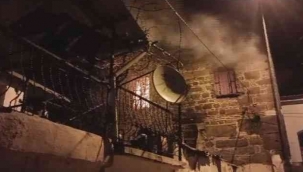 Bergama'da tarihi müstakil taş ev alevlere teslim oldu