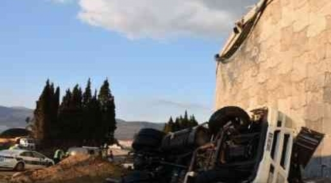 Menemen'de yüksek düşen kamyonun sürücüsü hayatını kaybetti