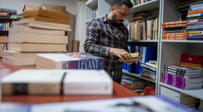 Akademisyen ve yazar Münci Kapani'nin 400 kitabını ailesi kampanyaya bağışladı