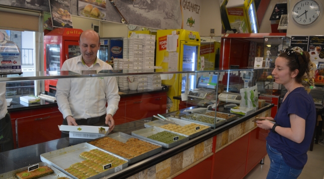 Aliağa 'da bayram öncesi baklava fiyatları! 