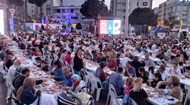 Aliağa Demokrasi Meydanı iftar sofraları ile donatıldı