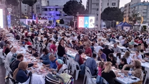 Aliağa Demokrasi Meydanı iftar sofraları ile donatıldı