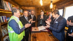 Atıkların arasındaki kitaplarla kurulan Hayat Ağacı Kütüphanesi açıldı