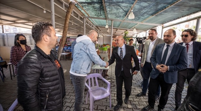 Başkan Soyer Bergama'da dükkanları yıkılan esnafı ziyaret etti