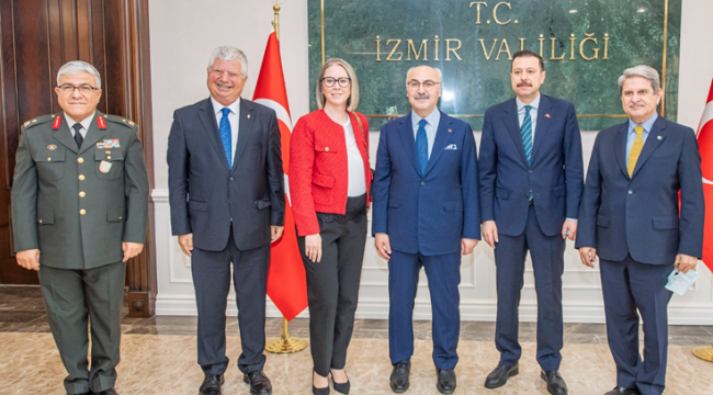 Başkan Vekili Özuslu, İzmir Valiliği'ndeki bayramlaşma törenine katıldı