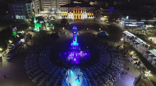 Büyükşehir Belediyesi ilk iftar yemeğini Konak Meydanı'nda düzenledi