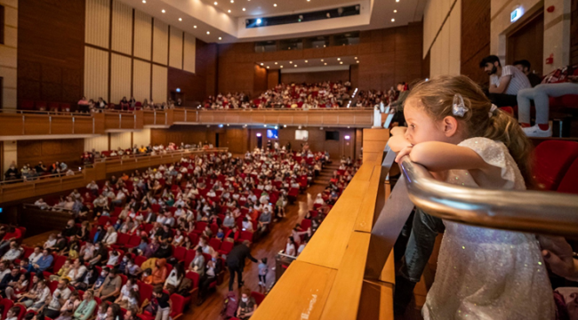 İzmir Büyükşehir Belediyesi AASSM Senfoni Orkestrası ilk kez çocuklar için sahne aldı