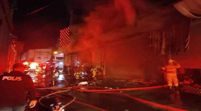 İzmir'de Gıda Çarşısında yangın paniği: 3 iş yerinde hasar meydana geldi