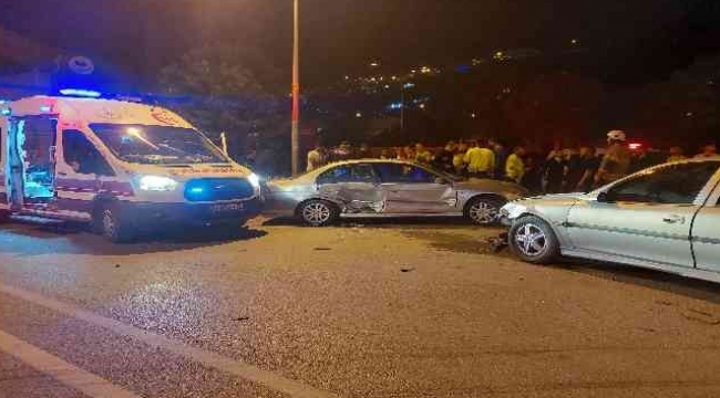 İzmir'de iki otomobil çarpıştı: 2'si çocuk 6 yaralı