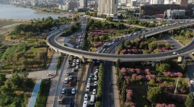 İzmir'de trafiğe kayıtlı araç sayısı arttı