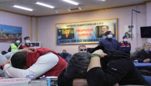 İzmir'in 'Kolpaçino' kumarhanesine baskın...Jandarmayı gören masanın altına gizlendi