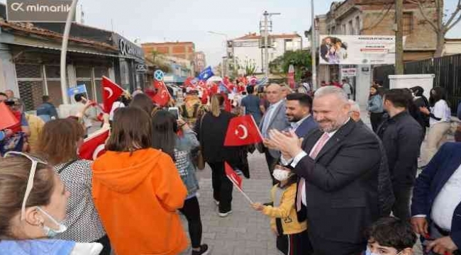 Menemen'de 23 nisan kutlamaları renkli kortejle başladı