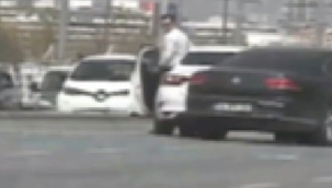 Yolun ortasında aracını durdurdu, yere düşen Türk bayrağını aldı